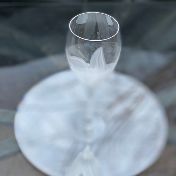 1 Val D’lsere by Mikasa Frosted Tulip Wine Goblet - Picture 7 of 10